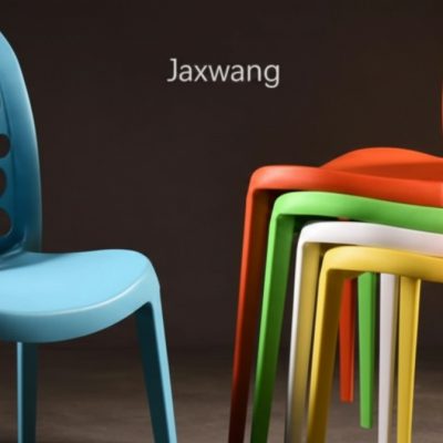 الكراسي البلاستيكية