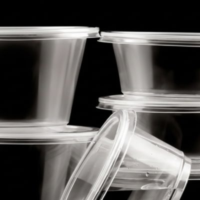 الأكواب البلاستيكية